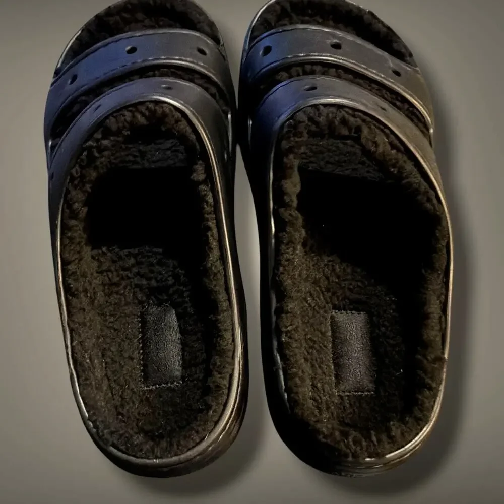 NWOT Men's 9.5-10 Wmn's 11.5-12 CROCS Black Fuzzy Lined Classic Cozzzy Sandals